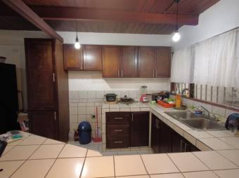 Se vende espaciosa casa de 2 pisos con patio en Pavas de San José 24-293