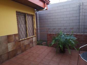 Se vende espaciosa casa con patio en zona de Rhormoser 24-969