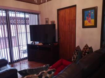 Se vende moderna y espaciosa casa con patio en condominio de Uruca en San José 24-317