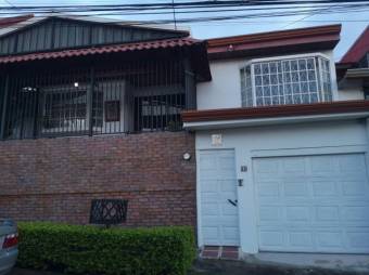 Se vende moderna y espaciosa casa con patio en condominio de Uruca en San José 24-317