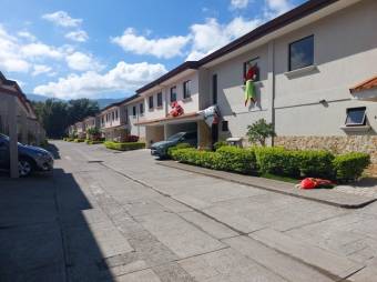 Se vende espaciosa casa con terraza en condominio de Pozos en Santa Ana 24-949