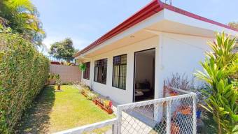 Se vende propiedad con casa y apartamento para inversión en Guadalupe de Goicoechea 24-1516