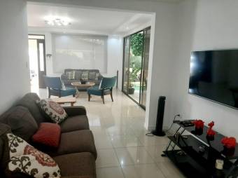 Se vende moderna y espaciosa casa en condominio de Santa Ana en San José 24-570