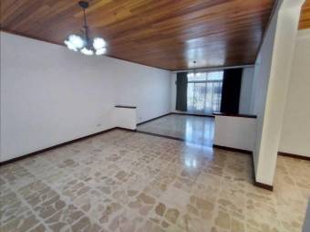 Se vende espaciosa casa de 2 plantas para inversión en Los Yoses de Zapote 23-305