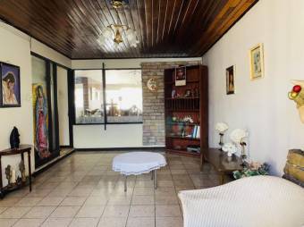 Se vende espaciosa casa con patio y terraza en Mata Redonda de San José 23-2179