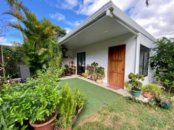 Se vende moderna casa con patio y terraza en San Rafael de Escazú 24-167