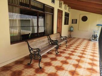 Se vende espaciosa casa con patio y terraza en Sánchez de Curridabat 24-647