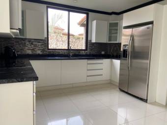 Se vende moderna y espaciosa casa en condominio de San Rafael en Escazú 21-289