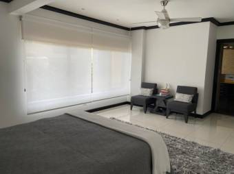 Se vende moderna y espaciosa casa en condominio de San Rafael en Escazú 21-289