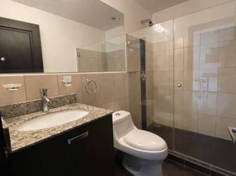 Se vende moderno y espacioso apartamento en condominio de Santa Ana 23-1644