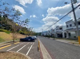 Se vende espaciosa casa con patio en Guácima Alajuela 25-1589