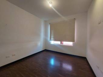 Se vende espaciosa casa con patio en Guácima Alajuela 25-1589
