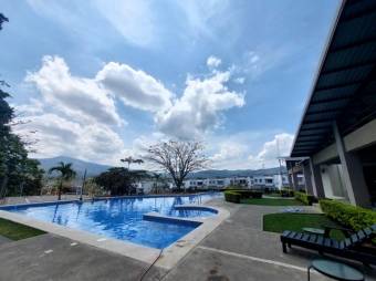 Se vende espaciosa casa con patio en Guácima Alajuela 25-1589