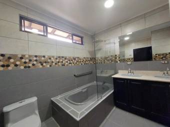 Se vende casa con patio en condominio de Montes de oca 25-1242 Se vende casa con patio en condominio de Montes de oca 25-1242