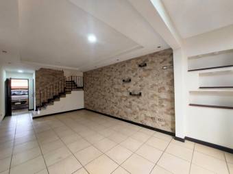 Se vende casa con patio en condominio de Montes de oca 25-1242 Se vende casa con patio en condominio de Montes de oca 25-1242