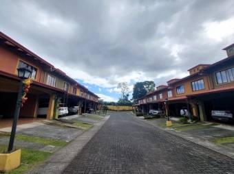 Se vende casa con patio en condominio de Montes de oca 25-1242 Se vende casa con patio en condominio de Montes de oca 25-1242