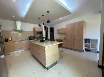 VENTA DE LUJOSA CASA EN LOS REYES, CONDOMINIO LAS VUELTAS