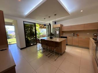 VENTA DE LUJOSA CASA EN LOS REYES, CONDOMINIO LAS VUELTAS