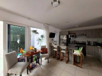 Se vende espaciosa casa con jardín en Ciudad Colón 25-1588