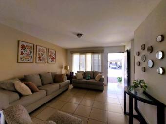 Se vende espaciosa casa con jardín en Ciudad Colón 25-1588