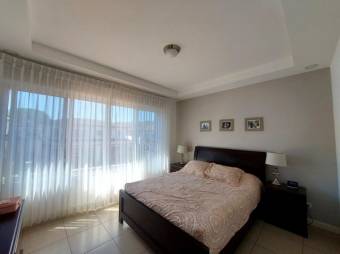 Se vende espaciosa casa con jardín en Ciudad Colón 25-1588