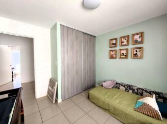 Se vende espaciosa casa con jardín en Ciudad Colón 25-1588