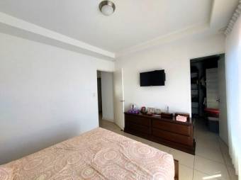 Se vende espaciosa casa con jardín en Ciudad Colón 25-1588