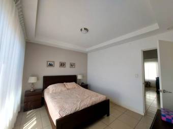 Se vende espaciosa casa con jardín en Ciudad Colón 25-1588