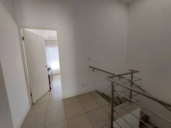 Se vende espaciosa casa con jardín en Ciudad Colón 25-1588