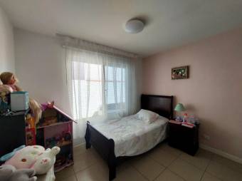 Se vende espaciosa casa con jardín en Ciudad Colón 25-1588