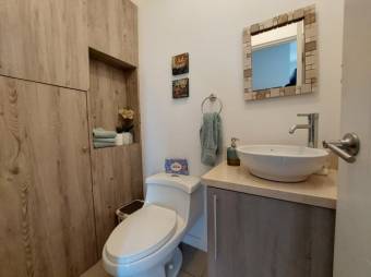 Se vende espaciosa casa con jardín en Ciudad Colón 25-1588