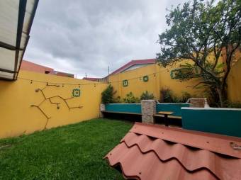 Se vende casa con patio en condominio de Montes de oca 25-1242 Se vende casa con patio en condominio de Montes de oca 25-1242