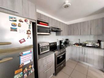 Se vende espaciosa casa con jardín en Ciudad Colón 25-1588