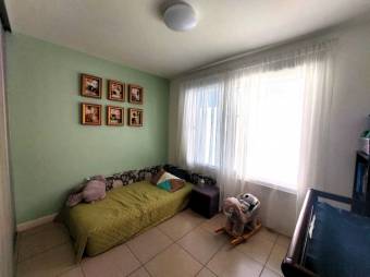 Se vende espaciosa casa con jardín en Ciudad Colón 25-1588