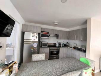 Se vende espaciosa casa con jardín en Ciudad Colón 25-1588