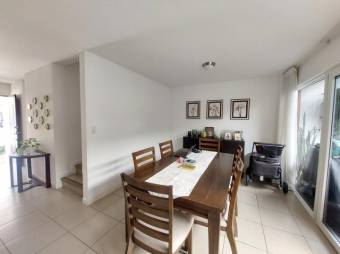 Se vende espaciosa casa con jardín en Ciudad Colón 25-1588