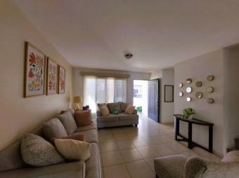 Se vende espaciosa casa con jardín en Ciudad Colón 25-1588