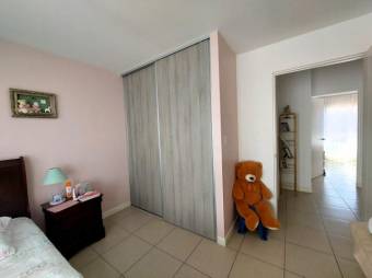 Se vende espaciosa casa con jardín en Ciudad Colón 25-1588