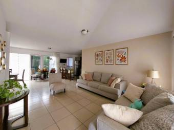 Se vende espaciosa casa con jardín en Ciudad Colón 25-1588