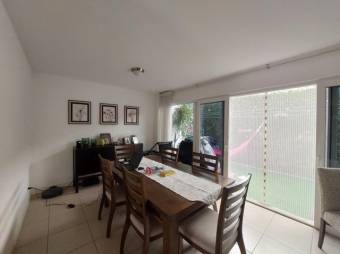 Se vende espaciosa casa con jardín en Ciudad Colón 25-1588