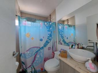 Se vende espaciosa casa con jardín en Ciudad Colón 25-1588