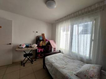 Se vende espaciosa casa con jardín en Ciudad Colón 25-1588