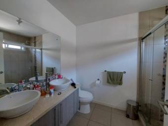 Se vende espaciosa casa con jardín en Ciudad Colón 25-1588