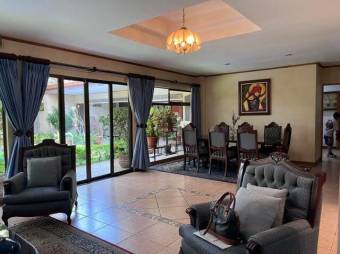 Se vende espaciosa casa con piscina en Uruca Santa Ana 25-1144 Se vende espaciosa casa con piscina en Uruca Santa Ana 25-1144