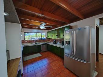 Se vende moderna casa con amplio lote en Santo Tomas Heredia 24-1570 Se vende moderna casa con amplio lote en Santo Tomas Heredia 24-1570