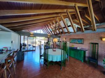 Se vende moderna casa con amplio lote en Santo Tomas Heredia 24-1570 Se vende moderna casa con amplio lote en Santo Tomas Heredia 24-1570