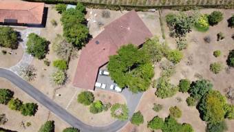 Se vende moderna casa con amplio lote en Santo Tomas Heredia 24-1570 Se vende moderna casa con amplio lote en Santo Tomas Heredia 24-1570