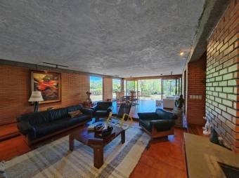 Se vende moderna casa con amplio lote en Santo Tomas Heredia 24-1570 Se vende moderna casa con amplio lote en Santo Tomas Heredia 24-1570