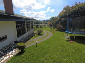 Se vende espaciosa casa con amplio lote en Vázquez de Coronado 23-1463 Se vende espaciosa casa con amplio lote en Vázquez de Coronado 23-1463