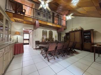 Mixed-use house for sale on Main Street, Desamparados Mixed-use house for sale on Main Street, Desamparados